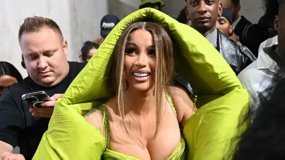 ¡SE SALVÓ! Cardi B no será enjuiciada por lanzar micrófono al público