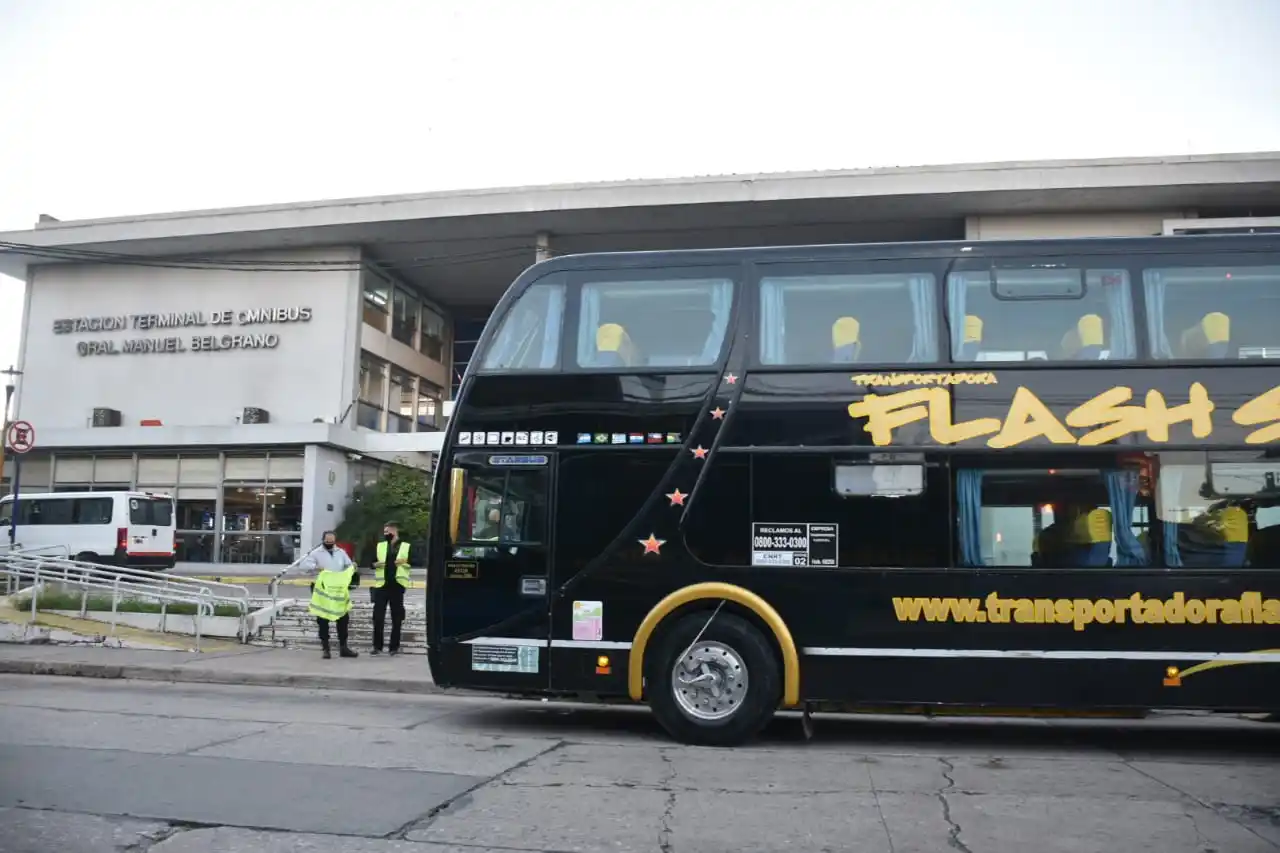 Transportistas de turismo protestan en la zona de la terminal de ómnibus de Santa Fe