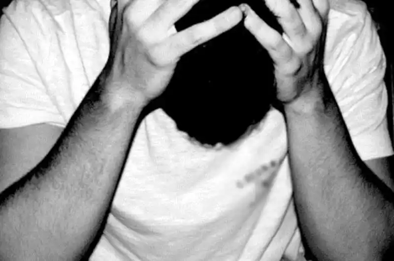 Un hombre denunció que su amigo lo violó durante una fiesta sexual con tres mujeres