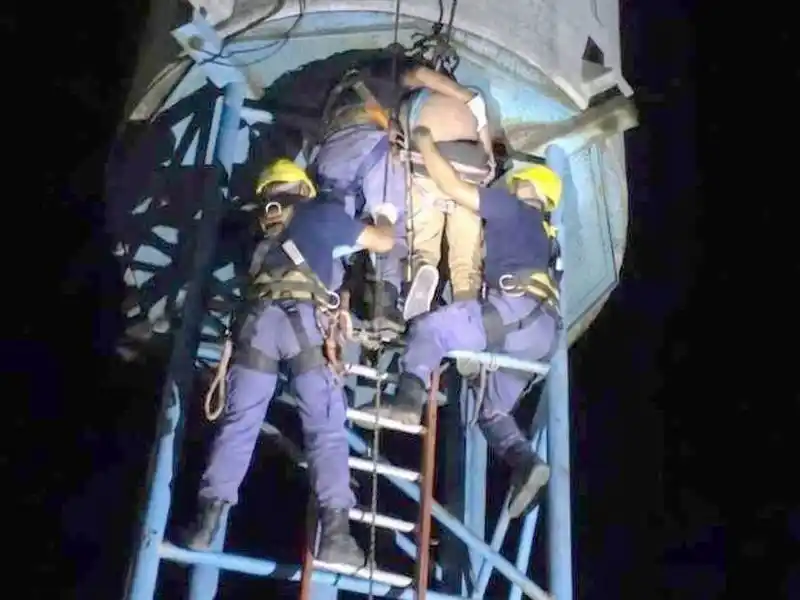 Dramático rescate en Laguna Yema: policías 
y bomberos salvaron a un joven de 14 años