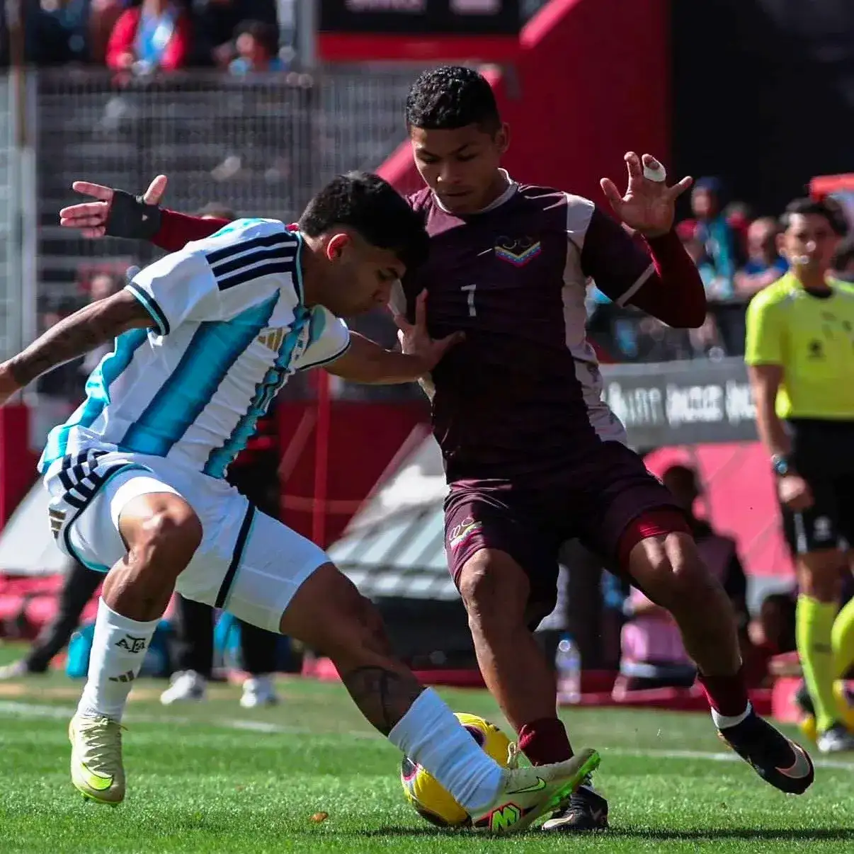 Argentina sufrió para llegar a semifinales.