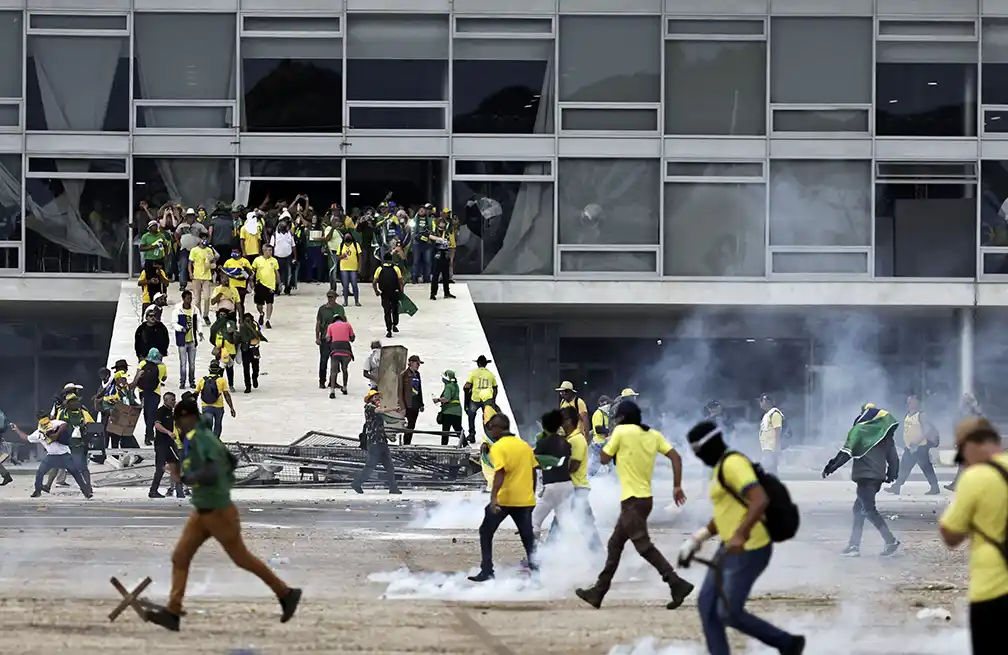 Miles de bolsonaristas invadieron el Palacio del Planalto, el Congreso y la corte en Brasilia