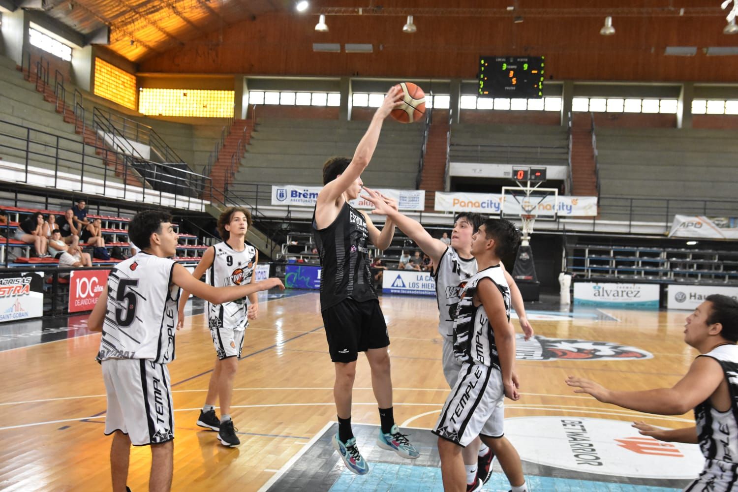 Las menores de Newbery se presentan en su cancha. (Foto de Andrés Arouxet).