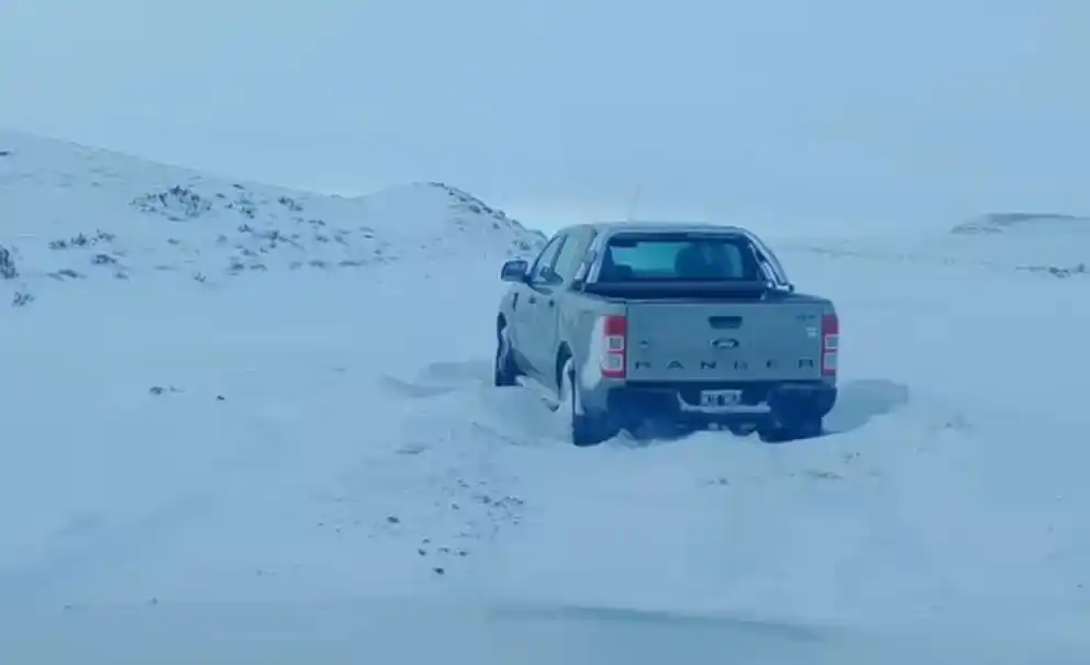 La camioneta de la víctima fue hallada a 15 kilómetros de donde fue encontrado el cuerpo, sobre la ruta provincial N°9, cerca de El Calafate (foto gentileza - La Opinión Austral)