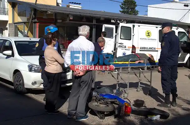 Una mujer fue hospitalizada tras un choque en el centro 