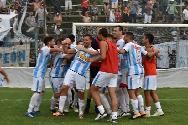Empató Deportivo Roca y Juventud Unida mantuvo la categoría