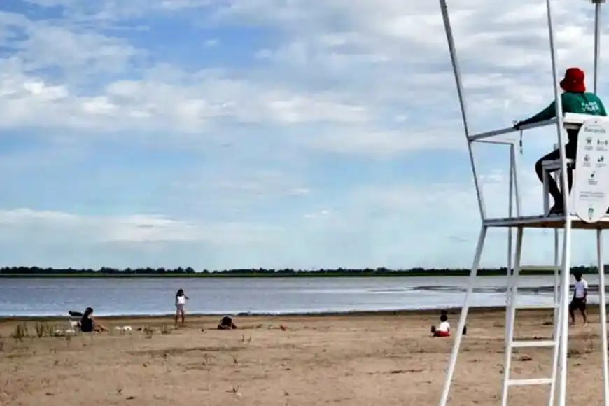 Una mujer y un guardavidas fueron heridos por la caída de una torre de vigilancia en la playa