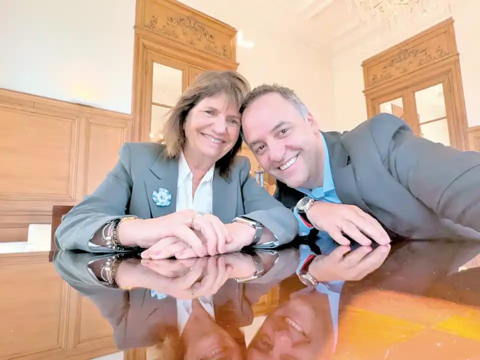 El jefe de Gabinete, Manuel Adorni, y la senadora Patricia Bullrich.