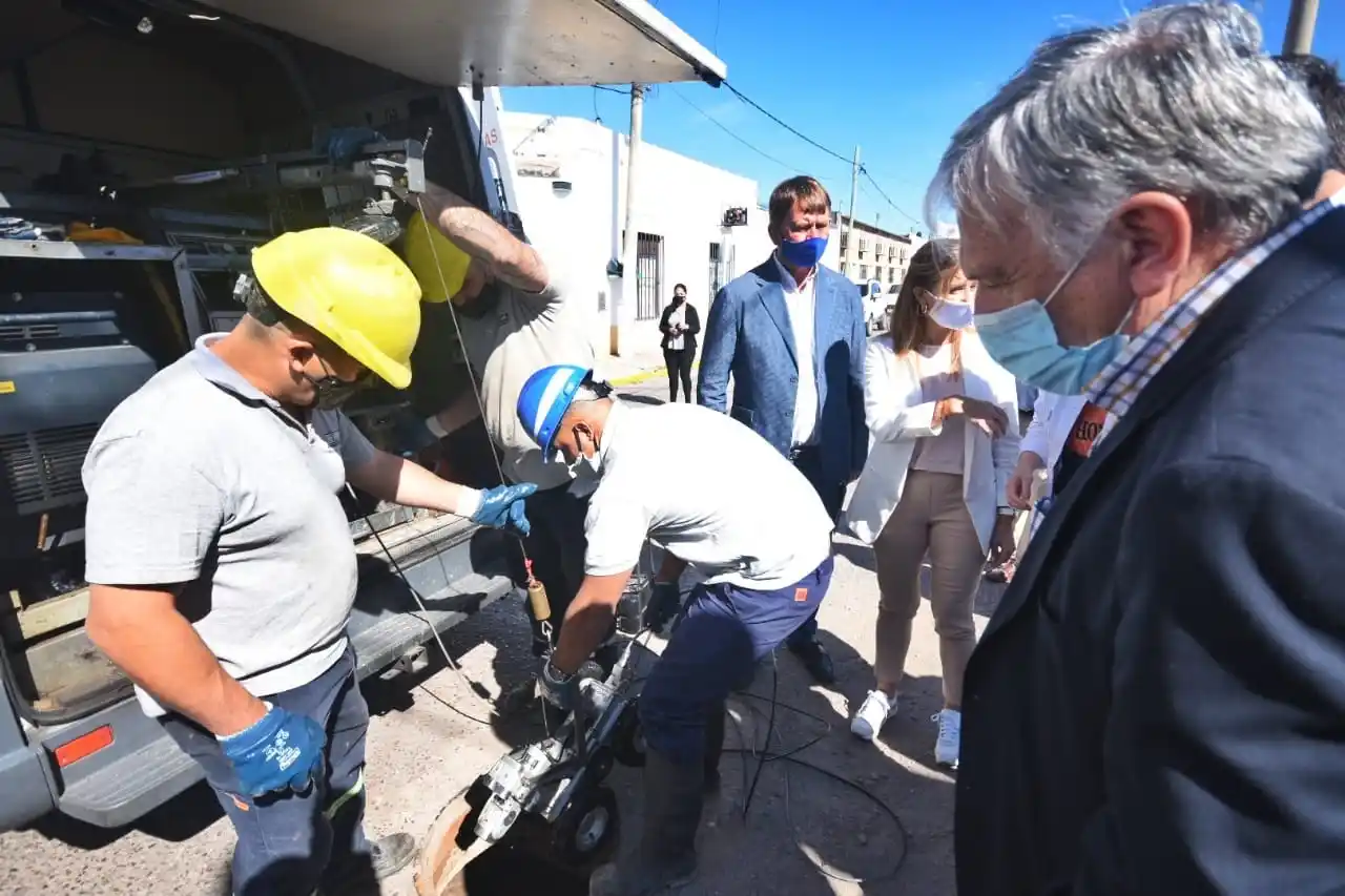 Anuncios de saneamiento cloacal de calle Perón