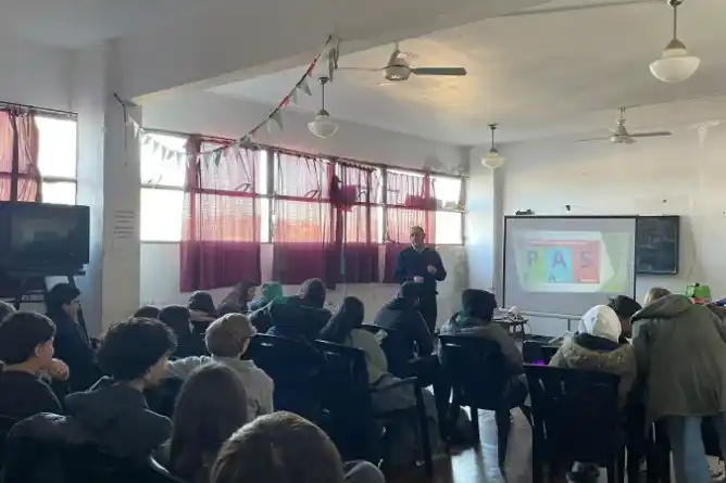 Estudiantes de la Secundaria N° 3 participaron de una capacitación en RCP y primeros auxilios