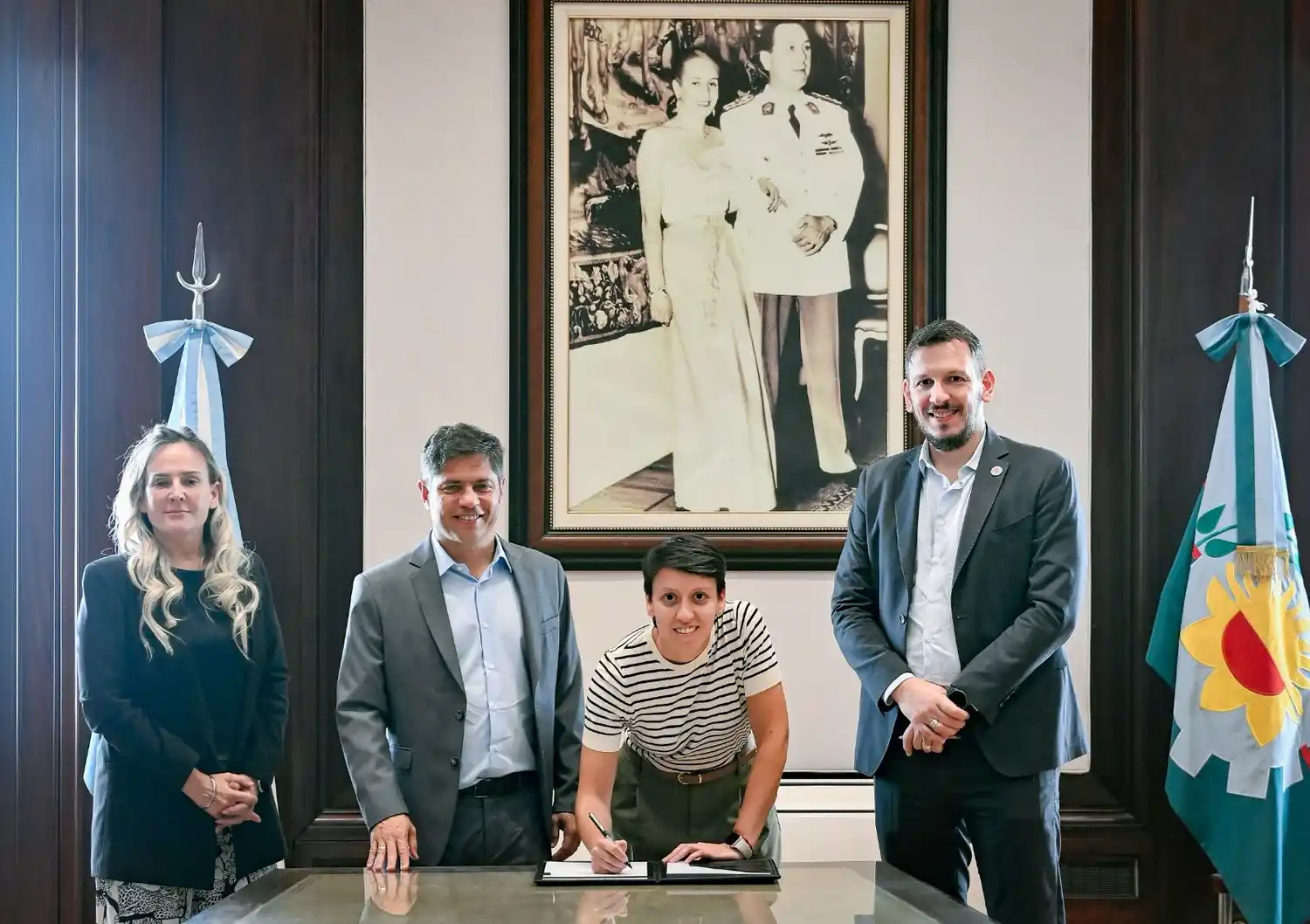 Gómez y Kicillof firmaron un convenio de leasing para la compra de una motoniveladora