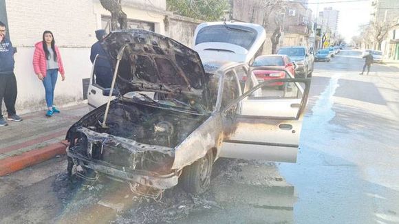 Por precaución dejó que su auto se quemara sabiendo que no se lo cubriría el seguro