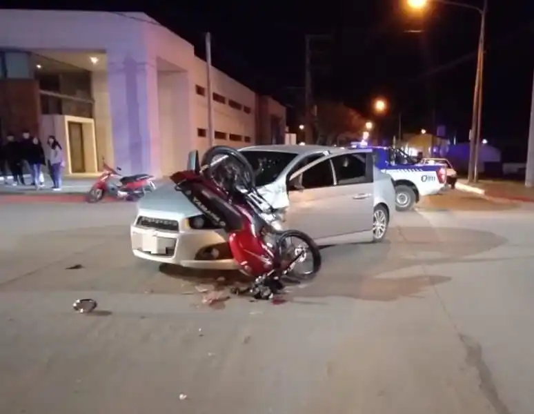 El impacto dejó a la motocicleta sobre el capó del automóvil implicado en el accidente.