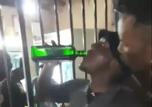 Apostó que podía tomar una botella de alcohol: lo logró pero colapsó y murió