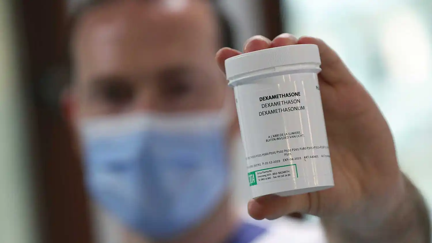 «Se puede recetar esta noche», corticosteroide de bajo costo sorprende en estudio de COVID-19