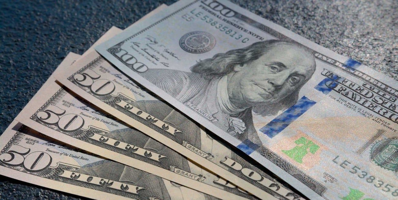 Más restricciones a la compra de dólar oficial para ahorro.