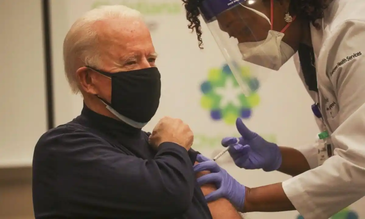 Joe Biden recibe vacuna contra COVID-19 ante la televisión de EE.UU.