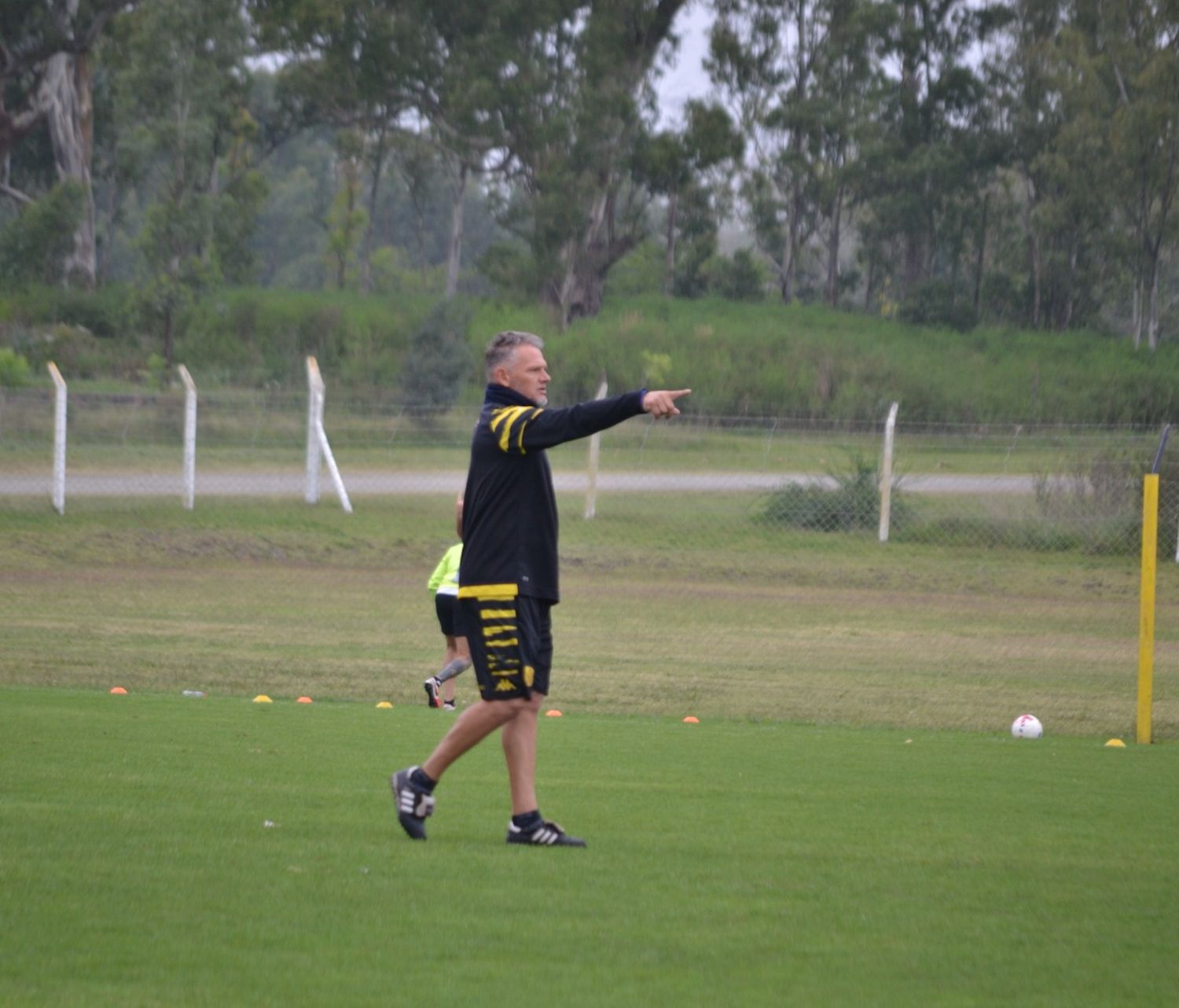 Cejas, entrenador de Santamarina, en la práctica de ayer. (Foto prensa Santamarina).