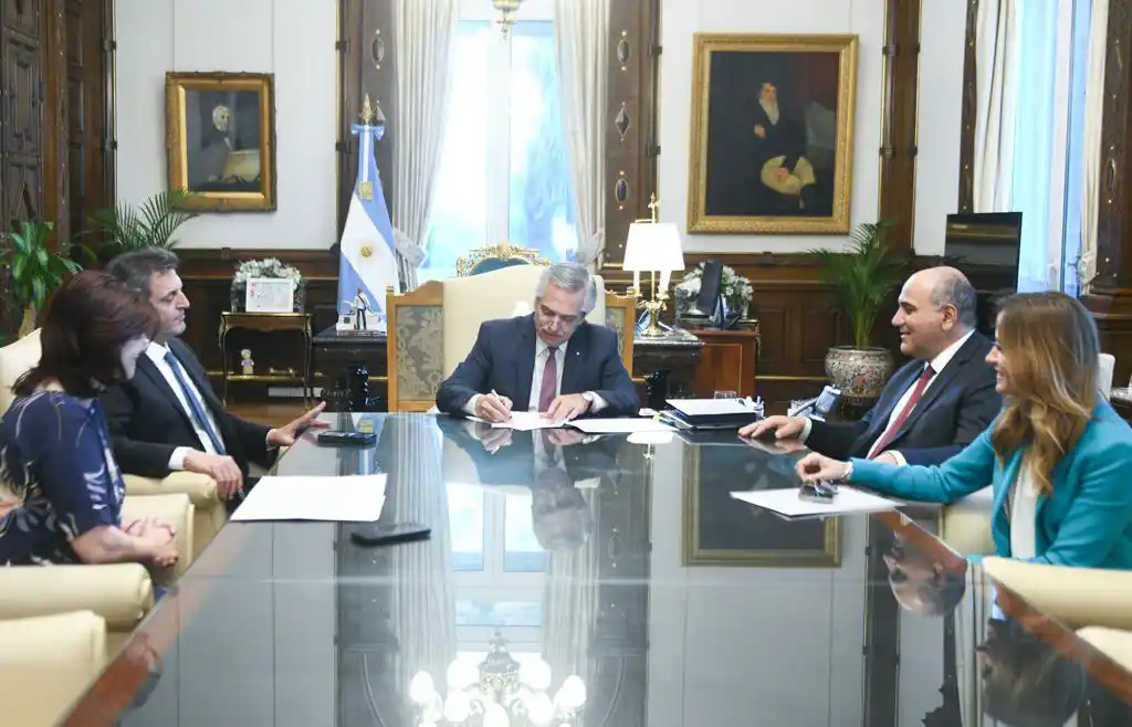 Junto a ministros, Alberto Fernández rubricó un decreto.