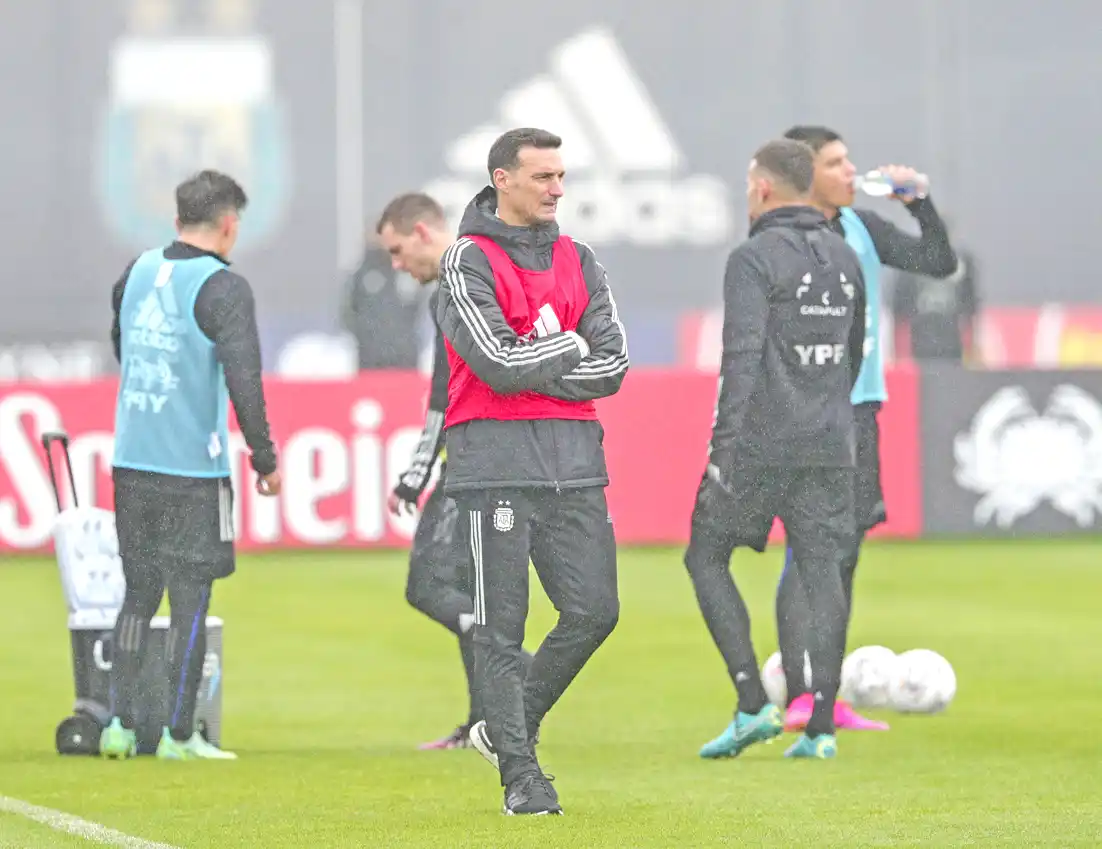 Scaloni supervisó la práctica regenerativa.