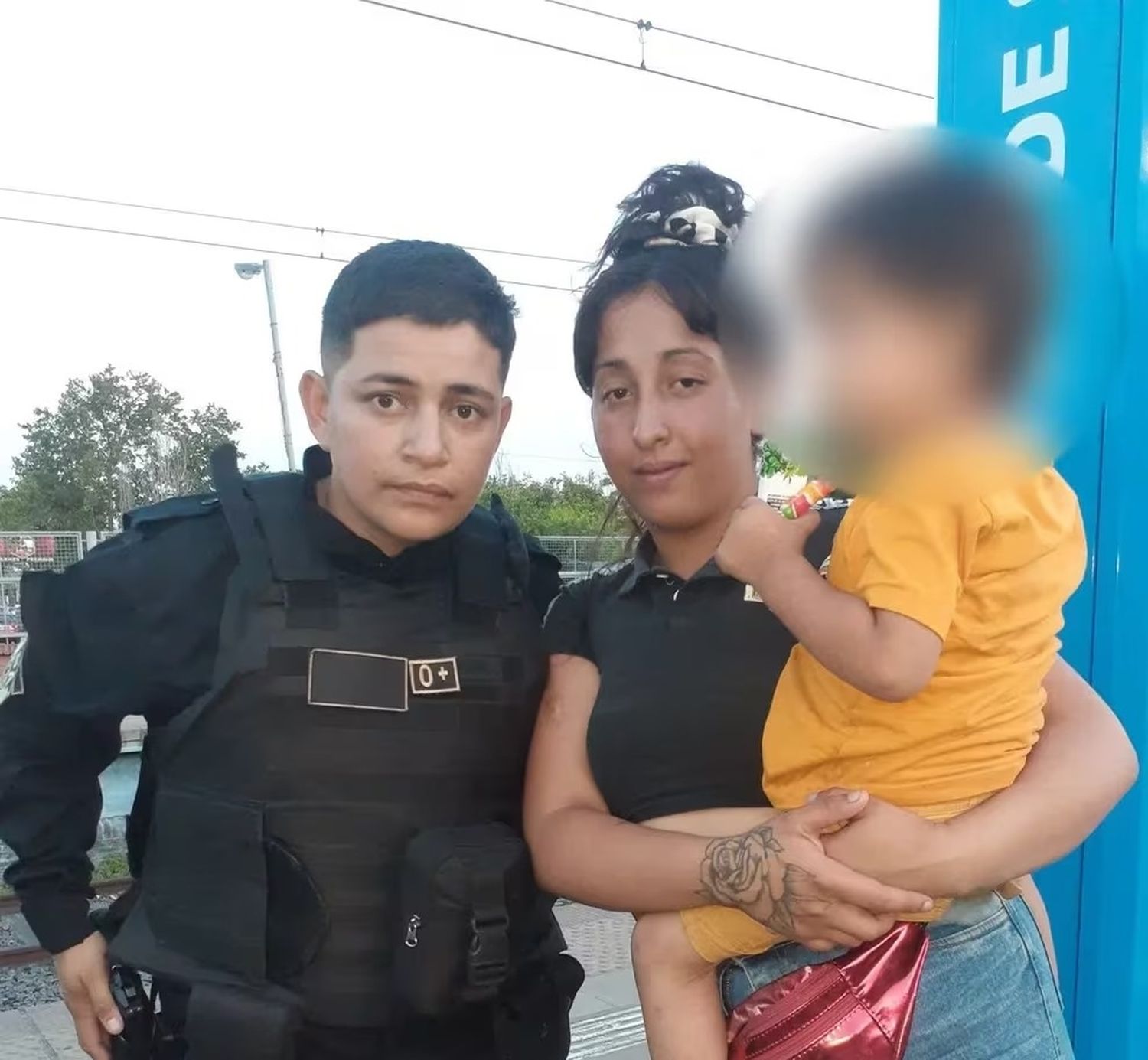 Milagro de Navidad: Una oficial de la policía salvó a nene de 2 años que cayó a las vías del tren en Almirante Brown