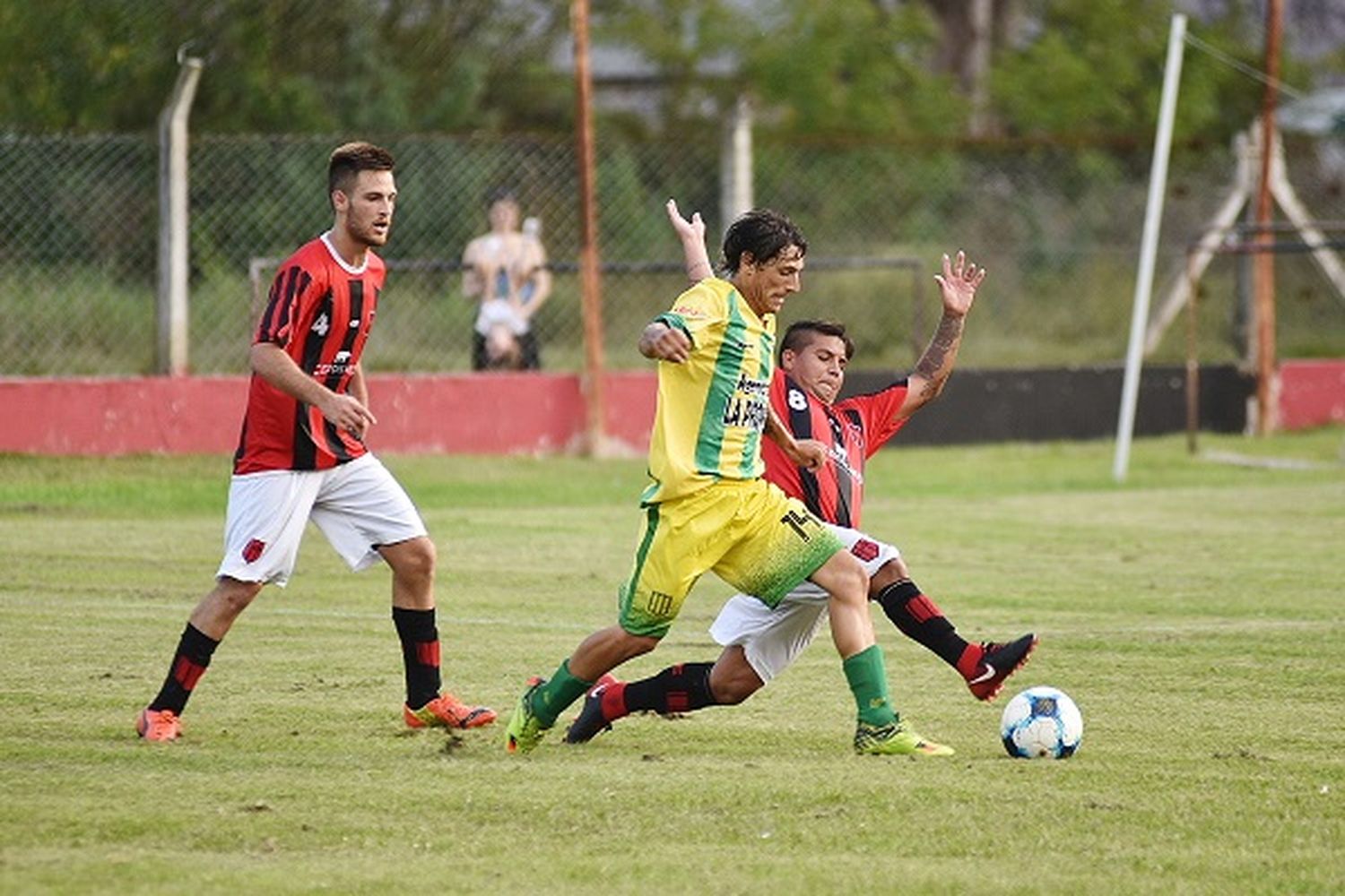 Central goleó a Sarmiento y lidera la junto a Independiente