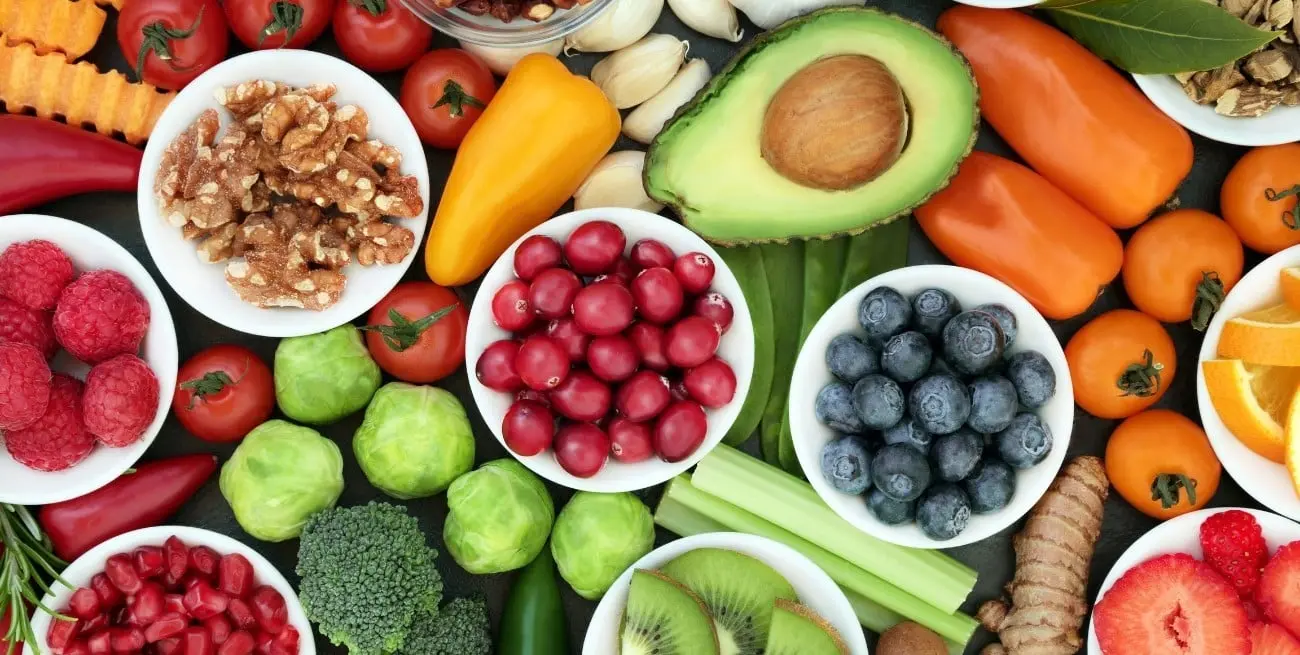 Las frutas, verduras y alimentos integrales son fuentes esenciales de fibra