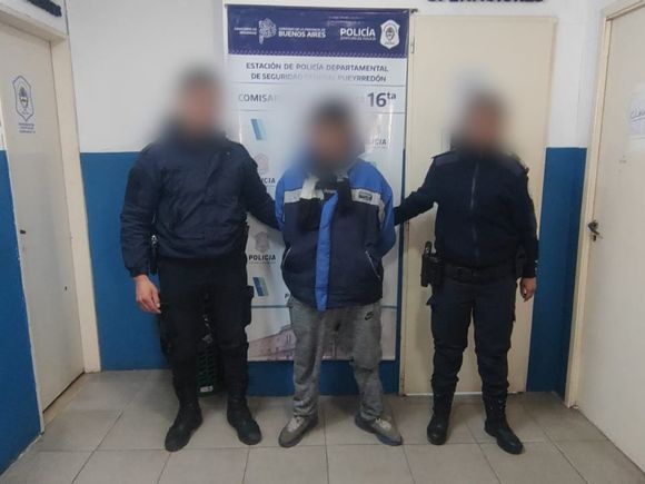Un prófugo manejaba a alta velocidad, pero vio a la Policía, entró en pánico y despistó