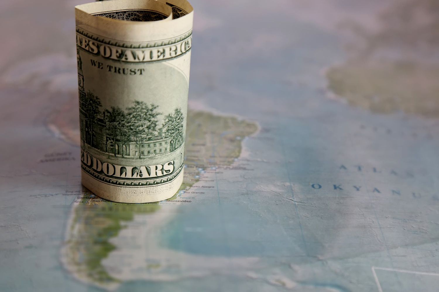 Siguen cayendo ante el dólar las monedas de América Latina, lideradas por el peso colombiano
