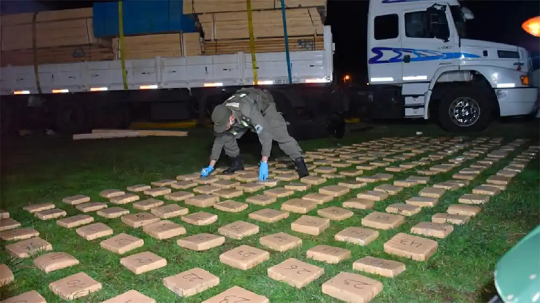 Secuestraron casi 240 kilos de marihuana en el tanque de combustible de  un camión