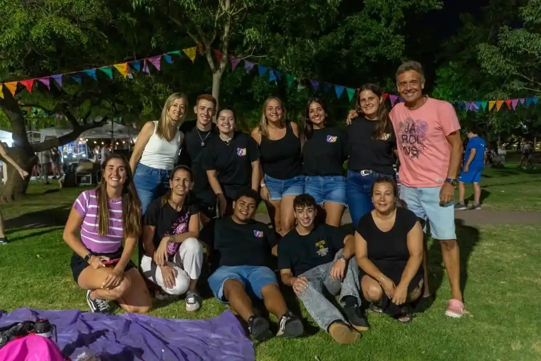 El intendente Leonel Maximino acompañado de funcionarios e integrantes de Firmat Joven.