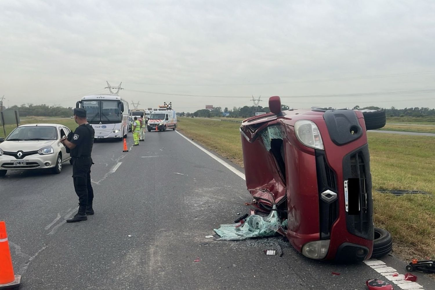 Fuerte choque con vuelco en la autopista Rosario-Buenos Aires: hay un herido