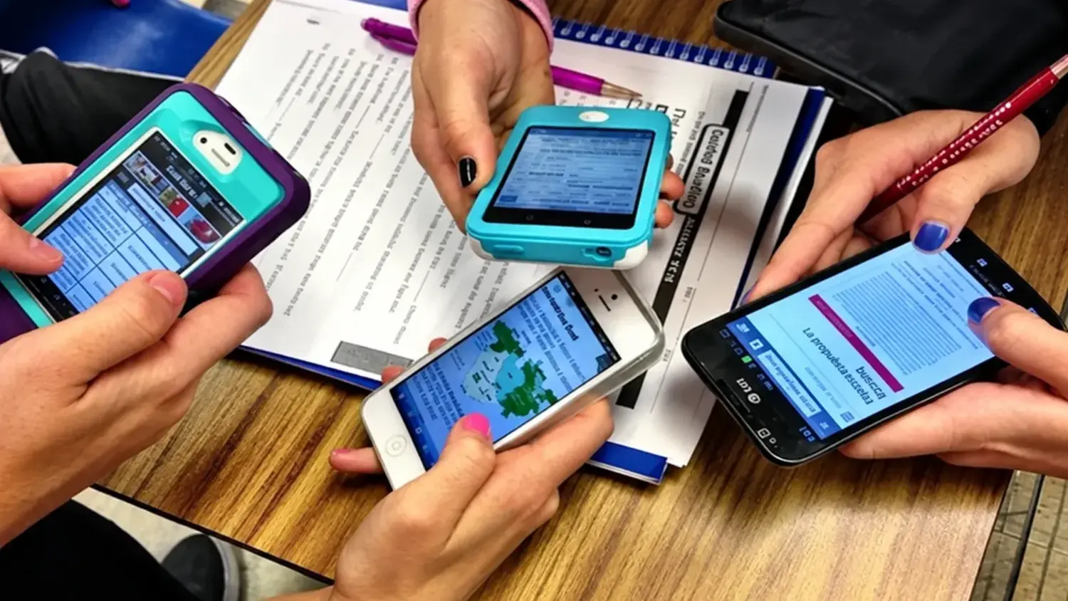 Colegios privados piden autonomía para regular el uso de celulares