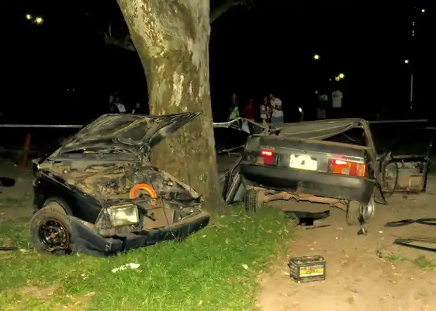 Un auto se partió al medio al chocar contra un árbol en Gualeguay 