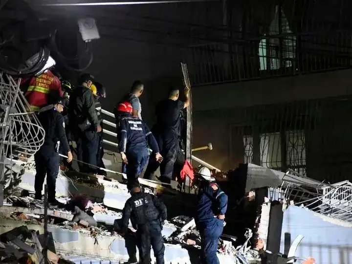 Los equipos de rescate, trabajando tras los terremontos en Venezuela. Foto: Agencia NA (Xinhua)