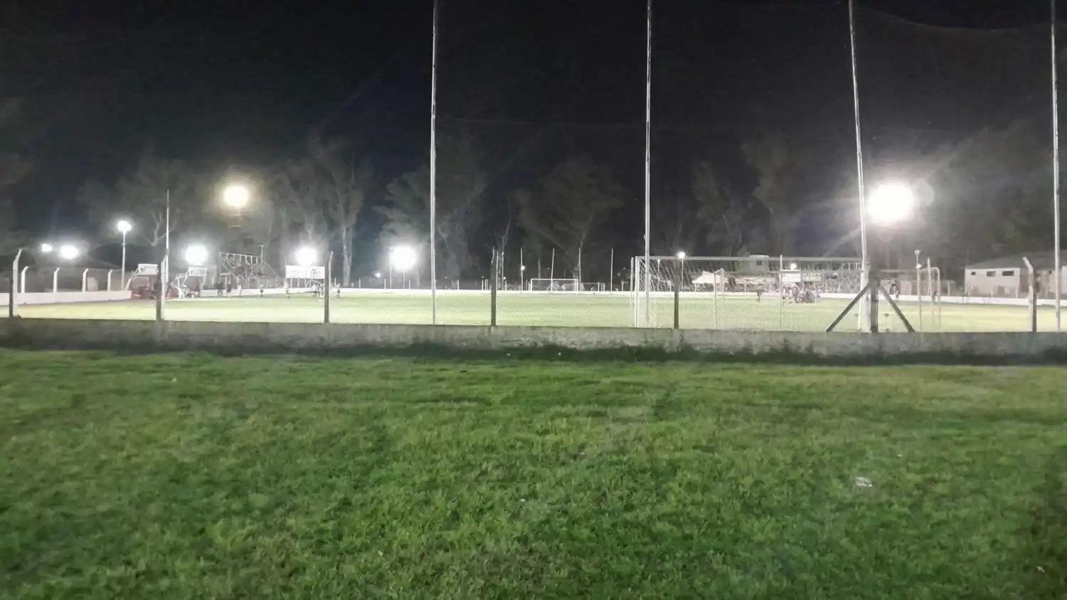Imagen del estadio Julio Colazo con el renovado sistema luminico.