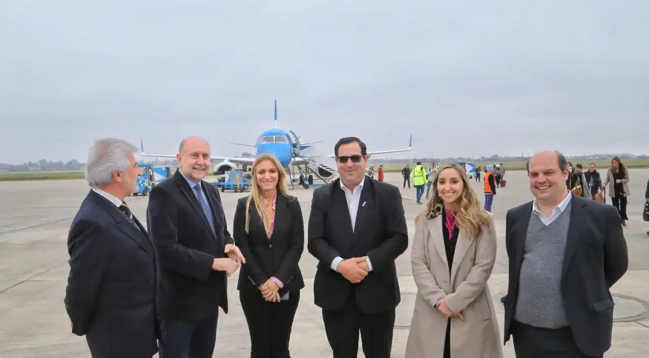 Perotti inauguró el nuevo vuelo de Aerolíneas Argentinas que unirá Buenos Aires, Rosario y Reconquista