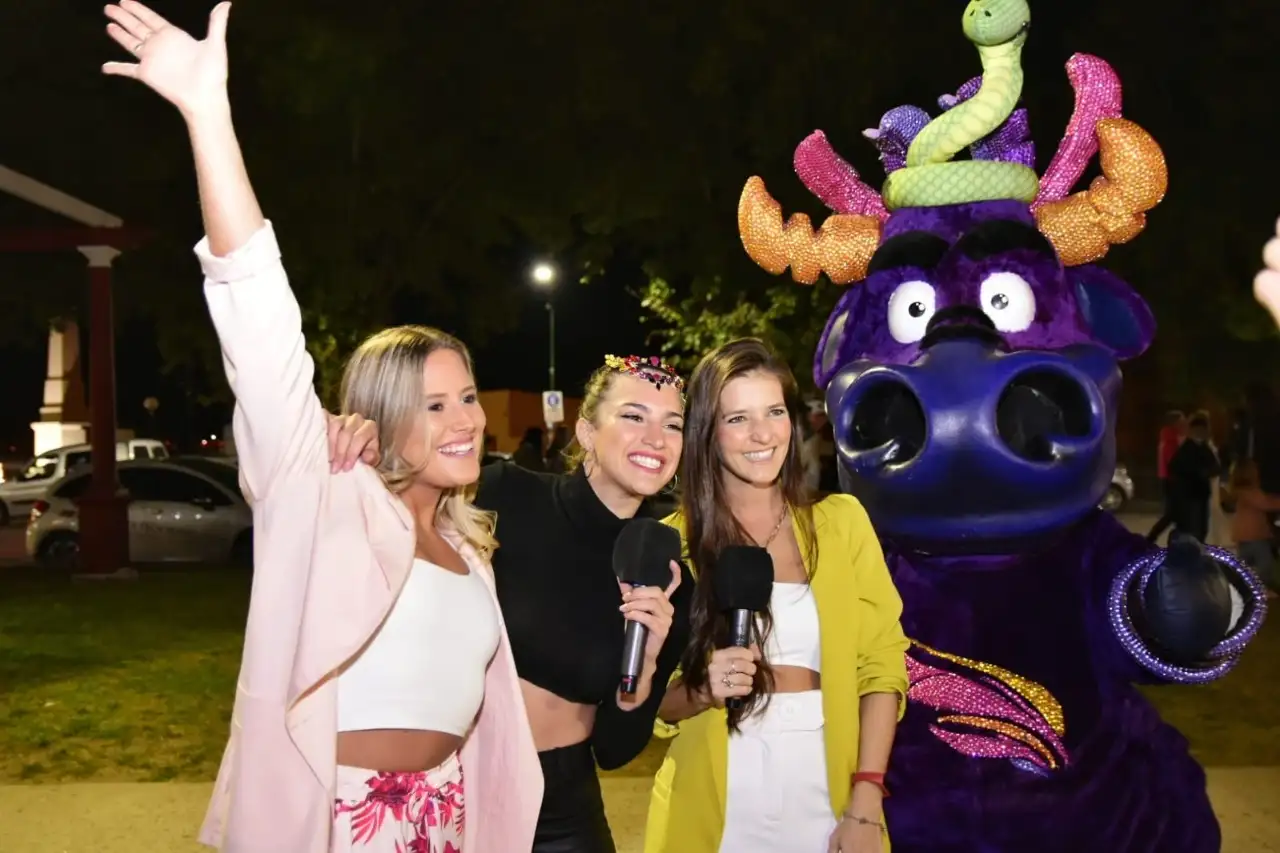 Con las tres últimas reinas, el Carnaval del País sorprendió a los turistas de Gualeguaychú