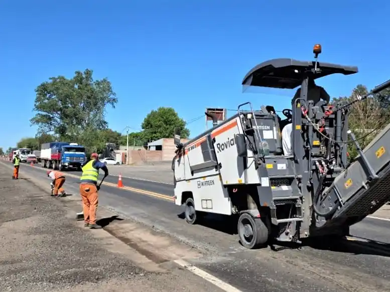 Cuadrillas trabajan sobre el asfalto a la altura de Chabás. Foto: VN