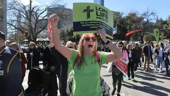 Miles se movilizan en Texas en contra del aborto