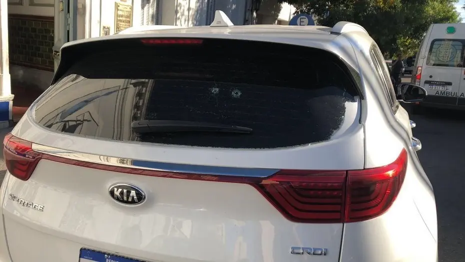 Balearon el auto de un exdirigente de Boca para robarle entradas