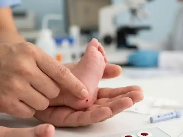 La denominada “prueba del talón” permite detectar de forma precoz diversas enfermedades congénitas antes de la aparición de síntomas.