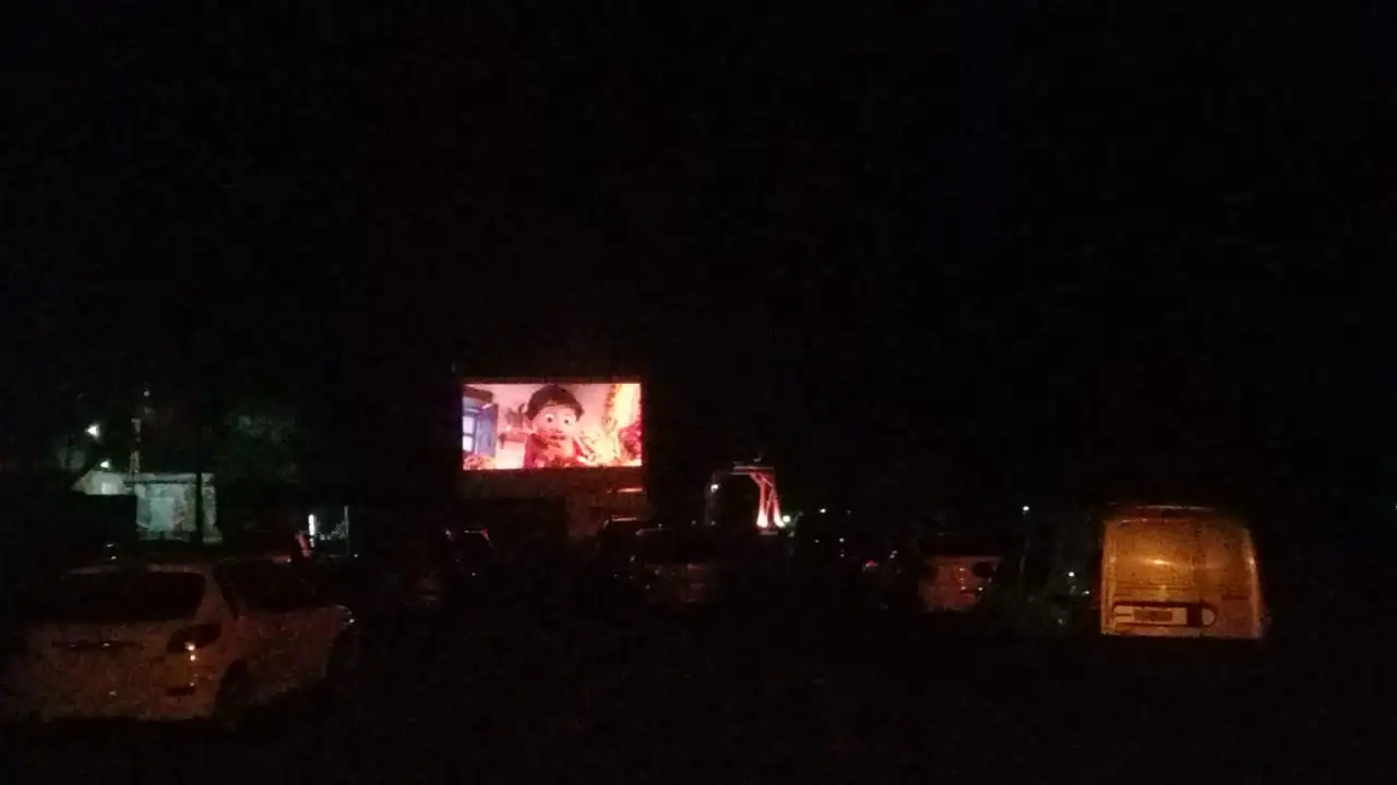 Con buena concurrencia, se estrenó el autocine en la zona del Puerto