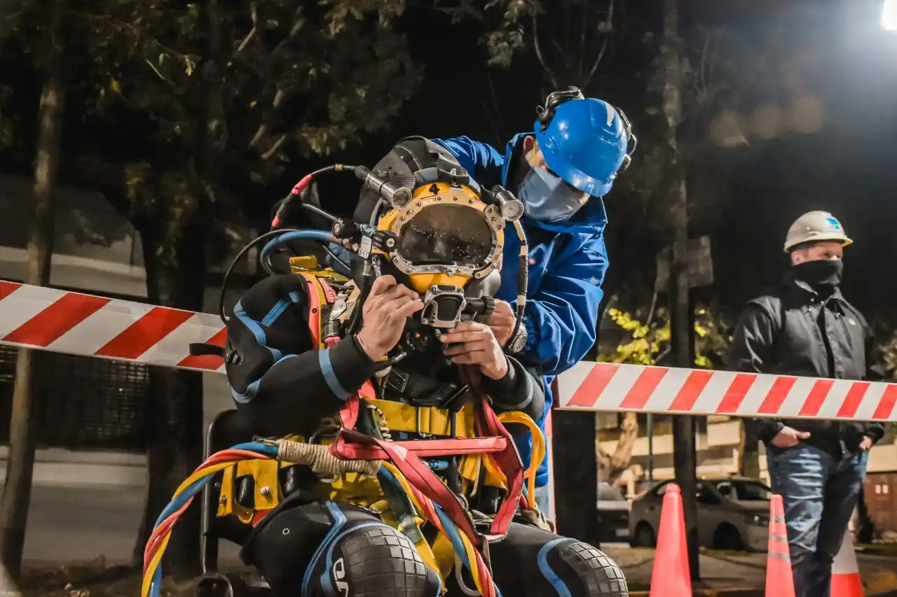 Malena Galmarini supervisó operativo de inspección con buzos y un minisubmarino de AySA en zona norte