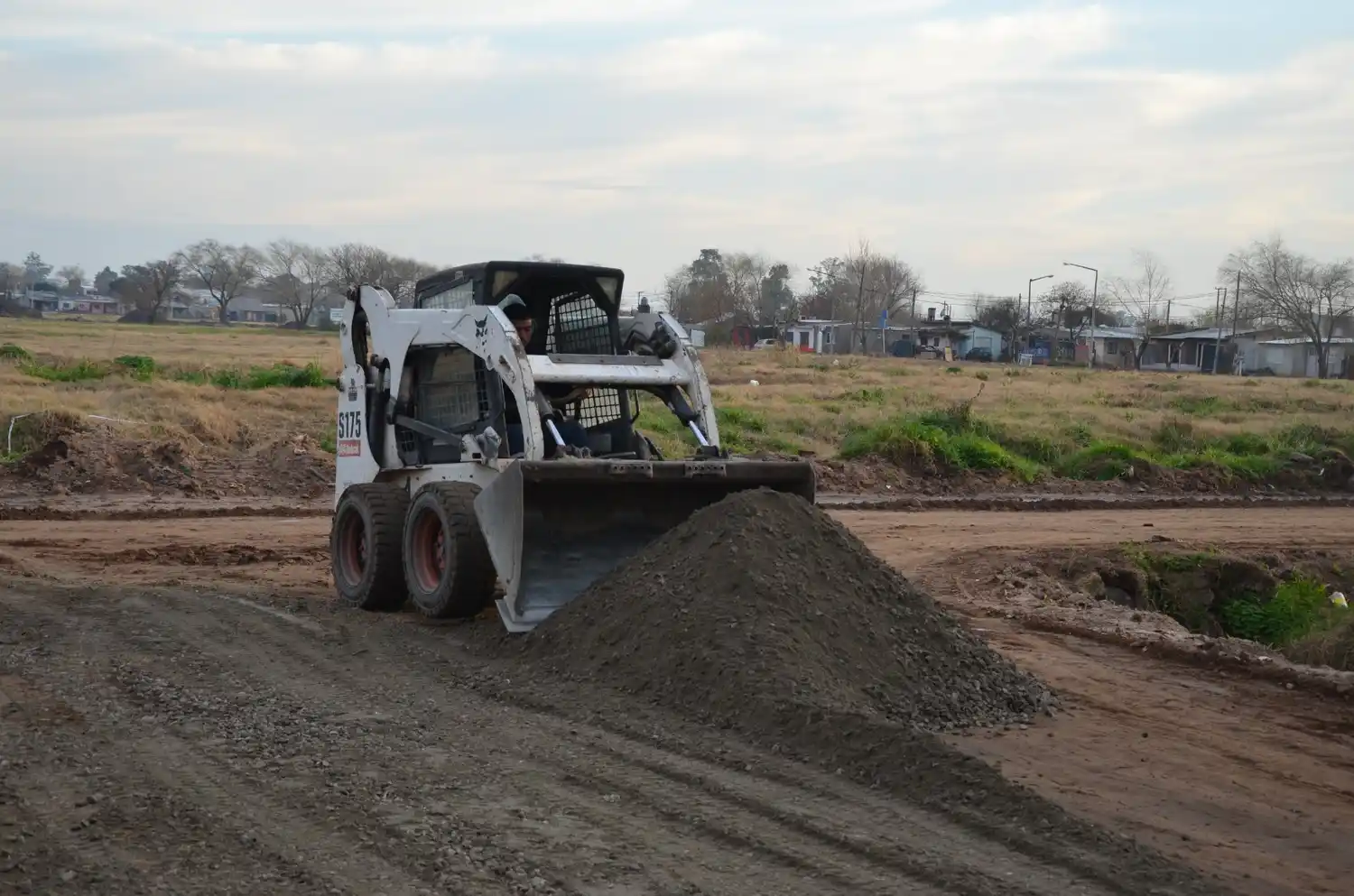 Maquinaria municipal en plena tarea.
