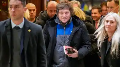 El Presidente, al llegar a Oslo con su comitiva.