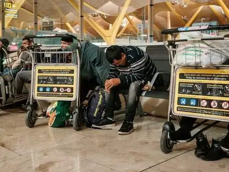Ni AENA, ni el Gobierno, ni el Ayuntamiento de Madrid se ponen de acuerdo para actuar con las personas sin hogar que viven en el aeropuerto