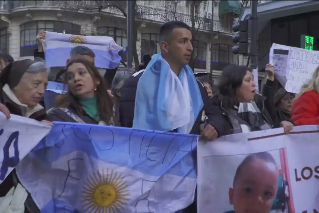El hermano de Loan lideró la marcha en Plaza de Mayo.