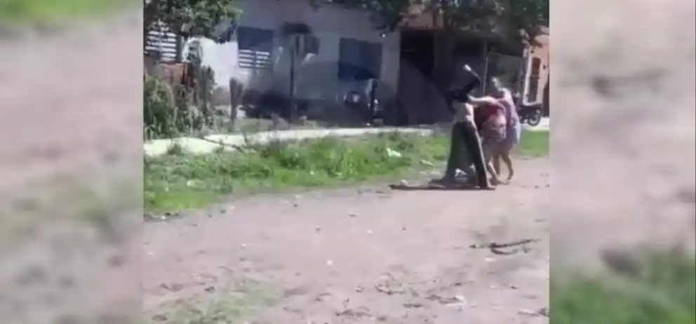 Insólita pelea: dos mujeres fueron apuñaladas tras una discusión por el robo de una gallina