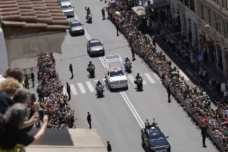 El féretro del papa Francisco llega a la Basílica de Santa María la Mayor en Roma. FOTO: Luca Bruno - AP